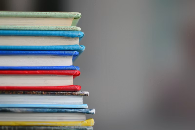 Стопка нових книг отриманих через міжнародну доставку